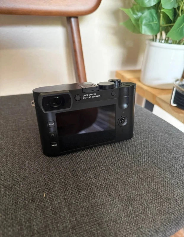 Leica Q2 47MP Full Frame Camera – Summilux 28mm f/1.7 – Excellent Condition